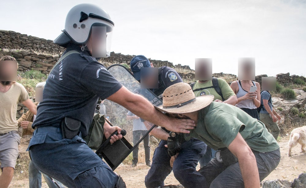 επεισόδια μεταξύ αστυνομικών δυνάμεων και πολιτών της Τήνου