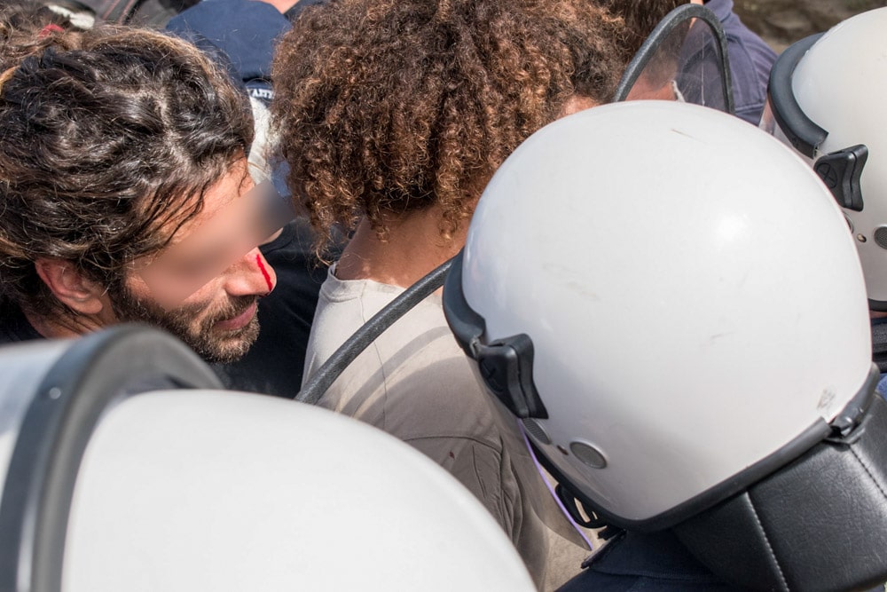 επεισόδια μεταξύ αστυνομικών δυνάμεων και πολιτών της Τήνου