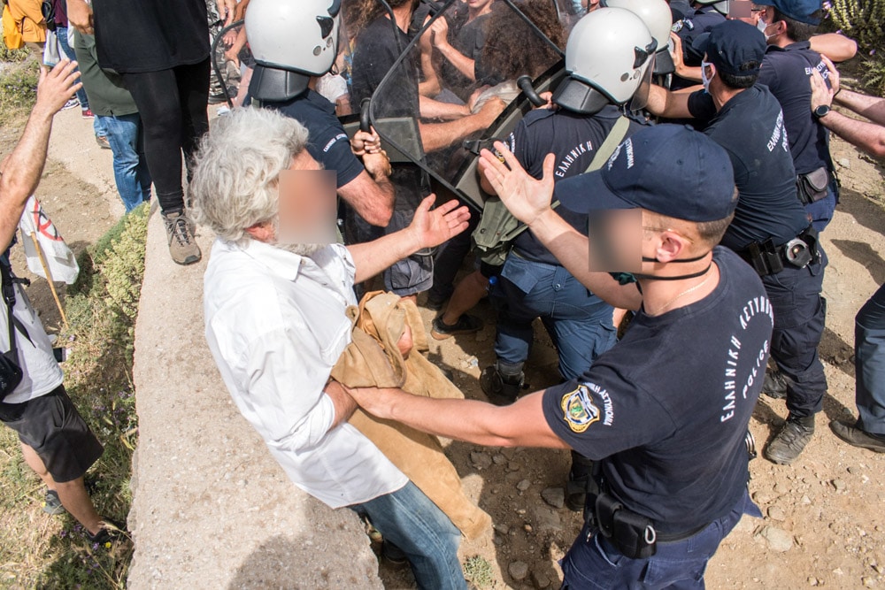 επεισόδια μεταξύ αστυνομικών δυνάμεων και πολιτών της Τήνου