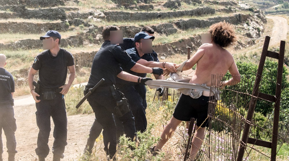 επεισόδια μεταξύ αστυνομικών δυνάμεων και πολιτών της Τήνου